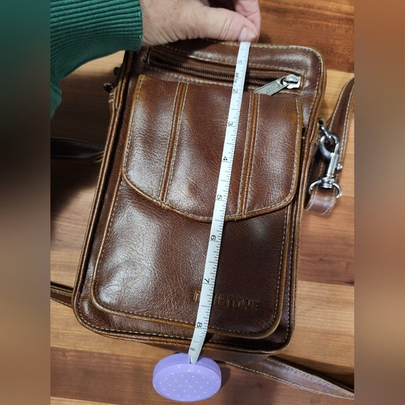 The Stone Crossbody Leather Bag. Unisex. - Picture 4 of 13